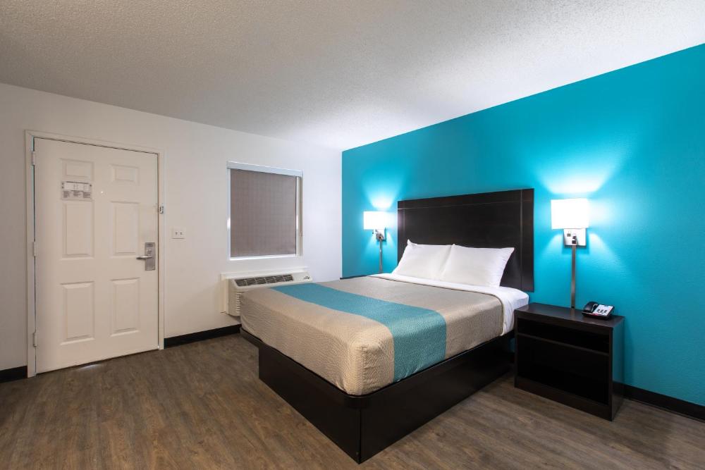 Deluxe Queen Room - Non-Smoking interior